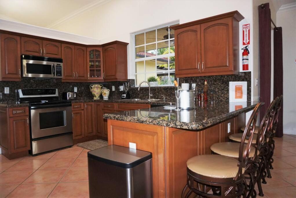 New Luxury Vacation Dream Rental- Sleeps 15! Miami Exteriér fotografie